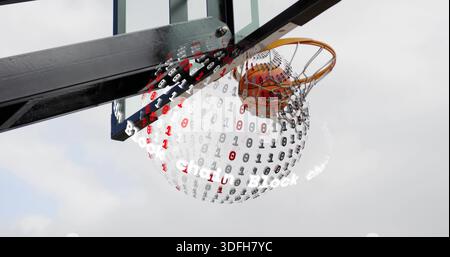 Basketball bewegt sich durch den orangefarbenen Rand und das weiße Netz an der Rückseite im Freien, mit Binärziffern Stockfoto