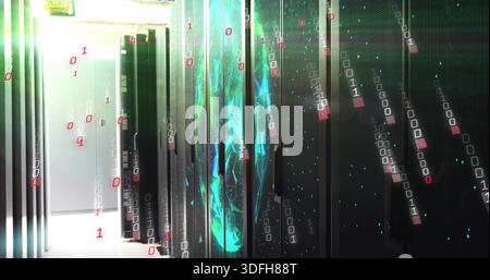 Anzeige schwarzer Server-Racks, die mit LEDs und blau-grünem Hologramm im Gang des Rechenzentrums leuchten Stockfoto