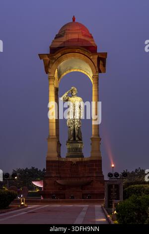 Die Statue von Subhas Chandra Bose, auch bekannt als die Netaji-Statue, unter dem Baldachin am India Gate Complex, beleuchtet bei Nacht, in ne Stockfoto