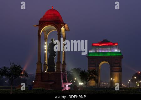 Die Statue von Subhas Chandra Bose, auch bekannt als die Netaji-Statue, unter dem Baldachin am India Gate Complex, beleuchtet bei Nacht, in ne Stockfoto