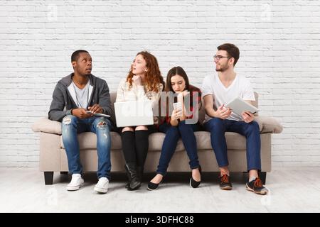 Teamarbeit, junge Kollegen diskutieren Geschäftsideen Stockfoto