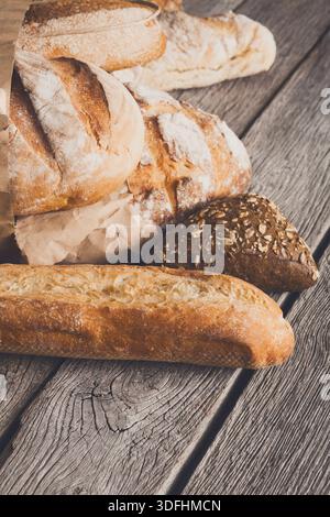 Brothintergrund mit Kopierraum auf rustikalem Holz Stockfoto