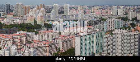 Panoramablick auf die Skyline von Toa Payoh mit Gebäuden, Singapur. Nachmittagswetter am Tag. 2026. Stockfoto