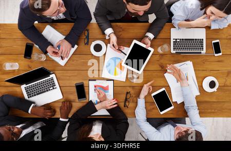 Gruppe geschäftlicher Mitarbeiter, die sich im Büro treffen, Draufsicht Stockfoto