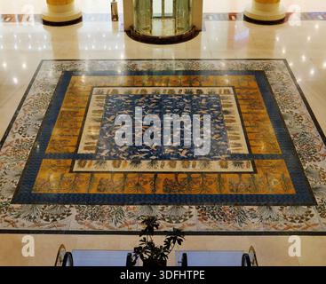 Etage der „Ägyptischen Halle“ der Wafi City (Mall) am Abend, Dubai, Dubai Emirate, Vereinigte Arabische Emirate Stockfoto