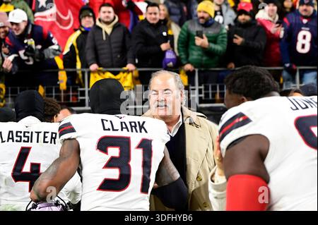 Pittsburgh, Usa. Januar 2026. Cal McNair, Besitzer der Houston Texans, spricht mit Spielern, nachdem Houston die Pittsburgh Steelers 30-6 in einem NFL-Wildcard-Playoff-Football-Spiel im Acrisure Stadium in Pittsburgh, Pennsylvania am Montag, den 12. Januar 2026 besiegt hatte. Die Texaner treten am 18. Januar in die Divisional Series gegen die New England Patriots ein. Foto: Archie Carpenter/UPI Credit: UPI/Alamy Live News Stockfoto