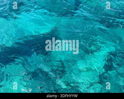 Meer tiefblaues azurblaues Wasser Hintergrund Stockfoto