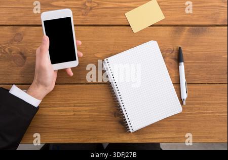 Mann mit Smartphone im Büro, Nahaufnahme Stockfoto