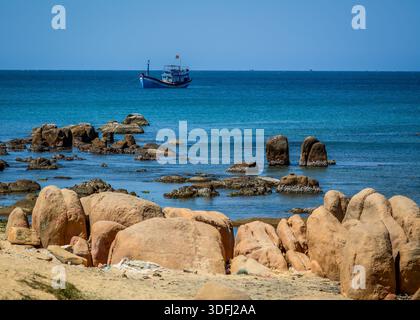Eine atemberaubende Meereslandschaft an einem sonnigen Tag in Phan Rang, Vietnam. Stockfoto