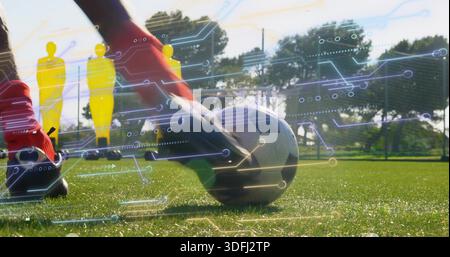 Auffällige Spielerfüße in roten Socken, die auf Rasen, Schaufensterpuppen und Überzügen mit dem Fußball in Berührung kommen Stockfoto