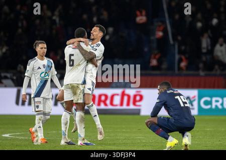 Paris, Frankreich. Januar 2026. Der französische Mittelfeldspieler #17 Ilan Kebbal, der brasilianische Verteidiger #06 Otavio und der französische Verteidiger #04 Timothee Kolodziejczak des Paris FC feiern neben Paris Saint-Germain französischer Stürmer #19 Ousmane Dembele, nachdem er am 12. Januar 2026 im Parc des Princes Stadion in Paris das französische Fußballspiel 32 gegen Paris Saint-Germain (PSG) gewonnen hatte. Foto: Eliot Blondet/ABACAPRESS.COM Credit: Abaca Press/Alamy Live News Stockfoto