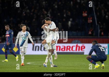 Paris, Frankreich. Januar 2026. Der französische Mittelfeldspieler #17 Ilan Kebbal, der brasilianische Verteidiger #06 Otavio und der französische Verteidiger #04 Timothee Kolodziejczak des Paris FC feiern neben Paris Saint-Germain französischer Stürmer #19 Ousmane Dembele, nachdem er am 12. Januar 2026 im Parc des Princes Stadion in Paris das französische Fußballspiel 32 gegen Paris Saint-Germain (PSG) gewonnen hatte. Foto: Eliot Blondet/ABACAPRESS.COM Credit: Abaca Press/Alamy Live News Stockfoto
