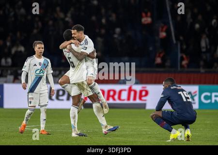 Paris, Frankreich. Januar 2026. Der französische Mittelfeldspieler #17 Ilan Kebbal, der brasilianische Verteidiger #06 Otavio und der französische Verteidiger #04 Timothee Kolodziejczak des Paris FC feiern neben Paris Saint-Germain französischer Stürmer #19 Ousmane Dembele, nachdem er am 12. Januar 2026 im Parc des Princes Stadion in Paris das französische Fußballspiel 32 gegen Paris Saint-Germain (PSG) gewonnen hatte. Foto: Eliot Blondet/ABACAPRESS.COM Credit: Abaca Press/Alamy Live News Stockfoto