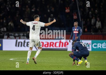 Paris, Frankreich. Januar 2026. Der französische Mittelfeldspieler #17 Ilan Kebbal, der brasilianische Verteidiger #06 Otavio und der französische Verteidiger #04 Timothee Kolodziejczak des Paris FC feiern neben Paris Saint-Germain französischer Stürmer #19 Ousmane Dembele, nachdem er am 12. Januar 2026 im Parc des Princes Stadion in Paris das französische Fußballspiel 32 gegen Paris Saint-Germain (PSG) gewonnen hatte. Foto: Eliot Blondet/ABACAPRESS.COM Credit: Abaca Press/Alamy Live News Stockfoto
