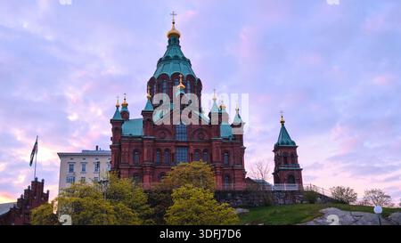 Atemberaubender Blick auf die Uspenski Kathedrale in Helsinki, Finnland, bei einem wunderschönen Sonnenuntergang. Stockfoto