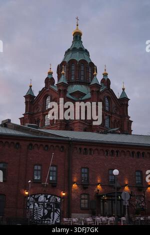Fesselnder Blick auf die Uspenski Kathedrale in Helsinki, Finnland, mit ihrer markanten roten Ziegelfassade und grünen Kuppeln Stockfoto