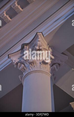 Eine Nahaufnahme zeigt die komplizierten Details einer klassischen architektonischen Säulenhauptstadt mit ihren kunstvollen Schnitzereien und ihrem eleganten Design. Stockfoto
