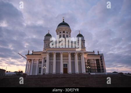 Fangen Sie die majestätische Kathedrale von Helsinki in der Abenddämmerung ein, ein prominentes Wahrzeichen in Finnlands Hauptstadt. Stockfoto
