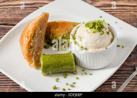 Traditionelle türkische Baklava mit Eis-Dessert-Präsentation Stockfoto