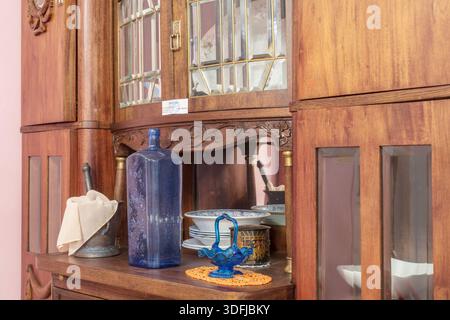 Vintage Glasflaschen, Ershow Haus, Museum der russischen Händler, Gorokhowez, Region Wladimir, Russland Stockfoto