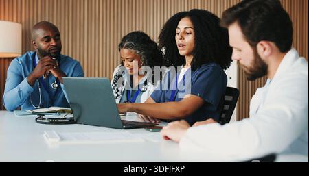 Arzt, Besprechung oder Chirurg im Büro mit Laptop, Teameinblicke oder Patientenbeurteilung für den Behandlungsplan. Gesundheitswesen, Menschen oder Ärzte mit Technik Stockfoto