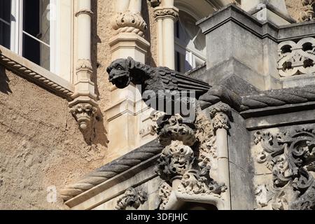 Bussaco, Portugal - 4. April 2017 - auf einem Felsvorsprung des Bussaco Palace befindet sich Ein Steingargoyle, der komplexe Details und ein historisches Design zeigt Stockfoto