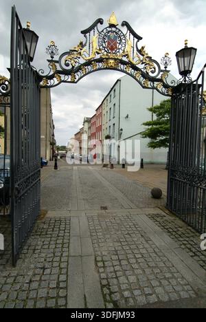 Pump St, durch die Tore der Kathedrale St. Columb, das älteste noch erhaltene Gebäude der Stadt Londonderry. - County Londonderry, Vereinigtes Königreich : M Stockfoto