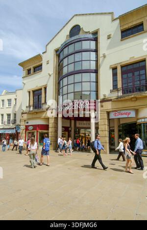 Cheltenham, Beechwood Shopping Centre an einem sonnigen Tag im Sommer. - Cheltenham, Vereinigtes Königreich : Mai 2022 Stockfoto