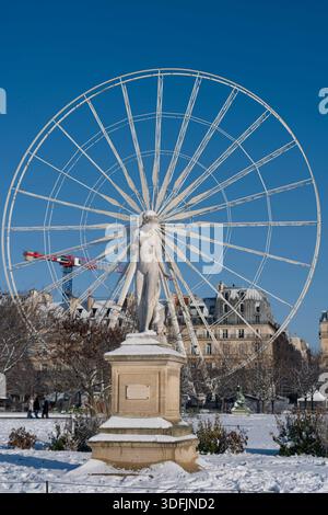 Paris, Frankreich - 01 07 2026: Schneeflocken. Sehen Sie die Statue Nymphe von Diana von Louis-Auguste Lévêque im Garten der Tuilerien unter dem Schnee und dem sonnigen blauen Himmel Stockfoto