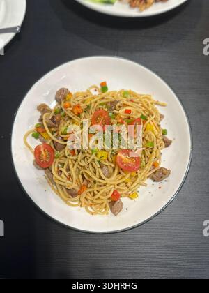 Köstliche Spaghetti-Bolognese serviert auf einem weißen Teller, von oben betrachtet, mit reichhaltiger Fleischsauce und Nudelstränge. Stockfoto