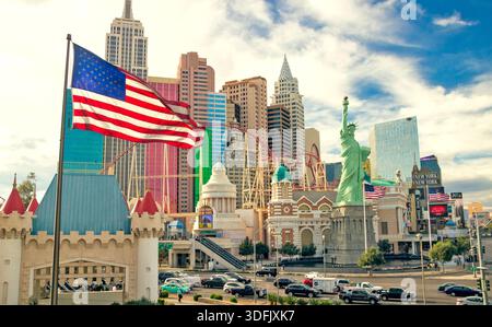 LAS VEGAS, NEVADA, USA - 27. APRIL 2017: Casino und Hotel New York New York, Las Vegas Strip und US-Flagge flattern. Die Eigenschaft ist Replikat Stockfoto