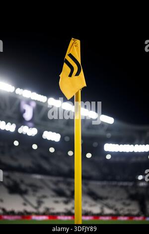 Turin, Italien. Januar 2026. Eine allgemeine Ansicht des Allianz Stadions zeigt eine Eckfahne mit dem Logo des Juventus FC vor dem Fußballspiel der Serie A zwischen Juventus FC und US Cremonese. Quelle: Nicolò Campo/Alamy Live News Stockfoto