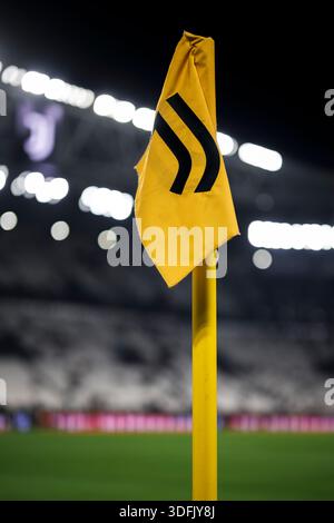 Turin, Italien. Januar 2026. Eine allgemeine Ansicht des Allianz Stadions zeigt eine Eckfahne mit dem Logo des Juventus FC vor dem Fußballspiel der Serie A zwischen Juventus FC und US Cremonese. Quelle: Nicolò Campo/Alamy Live News Stockfoto