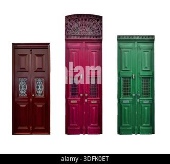Türsammlung isoliert auf weißem Hintergrund. Set aus Vintage-Holzeingängen in Braun, Rot und Grün mit kunstvollen Details, klassisch geschnitzten Paneelen und d Stockfoto