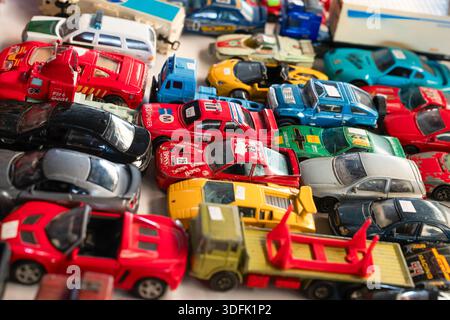 Ankara, Türkei - 5. November 2025: Ansicht einer Sammlung verschiedener Gebrauchtdruckguss-Spielzeugautos, die auf einem lokalen Flohmarkt verkauft werden Stockfoto