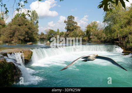 Manavgat Wasserfall Kaskade mit fließendem türkisfarbenem Fluss in Antalya, malerischer Blick auf den Manavgat Wasserfall mit türkisfarbenem Wasser und blauem Himmel in Antalya Stockfoto