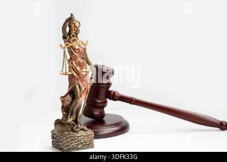 THEMIS-Figur und richterlicher Hammer auf weißem Hintergrund Stockfoto
