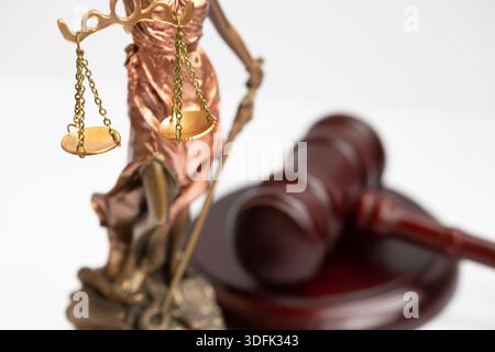 THEMIS-Figur und richterlicher Hammer auf weißem Hintergrund Stockfoto