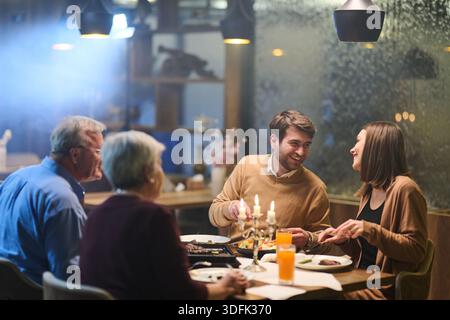 Die muslimische Familie genießt iftar gemeinsam in einem Restaurant, das für Ramadan-Feiern eingerichtet ist Stockfoto