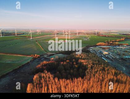 Northumberland UK: 31. Dezember 2025: Drohnenansicht der Windfarm-Turbinen von Lynemouth, die bis zu 26 Megawatt grünen Windstrom erzeugen. Die Turbinen stehen da Stockfoto