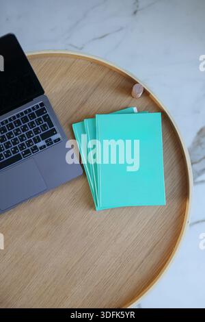 Draufsicht auf einen sauberen Schreibtisch mit Computer und leeren Notizbüchern. Geschäfts-, Bildungs- und Organisationskonzept mit Kopierraum. Stockfoto