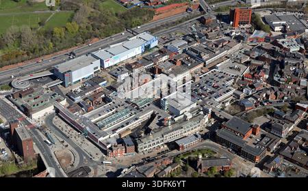 Blick aus der Vogelperspektive auf das Stadtzentrum von Stockport mit dem Merseyway Shopping Centre besonders hervorstechend Stockfoto