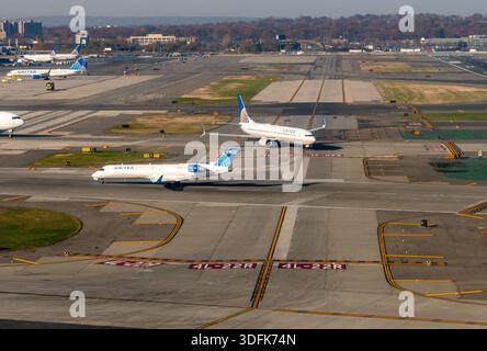 Newark Liberty Airport, Newark, New Jersey, USA - 16. November 2023 - United Airlines Embraer Express Jet und Boeing 737 warten auf ihre Abzweigung auf der ta Stockfoto