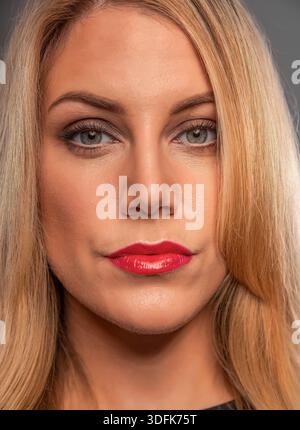 Ein Atelierporträt einer blonden Frau mit blauen Augen Stockfoto