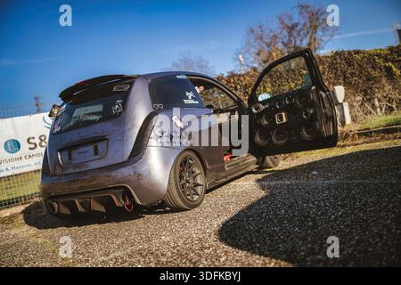 Imola, italien 1. januar 2026: Modifiziertes Fahrzeug mit Sonderlackierung, dekorativen Aufklebern, Spoiler und leistungsstarkem Audiosystem im Eröffnungswagen d Stockfoto
