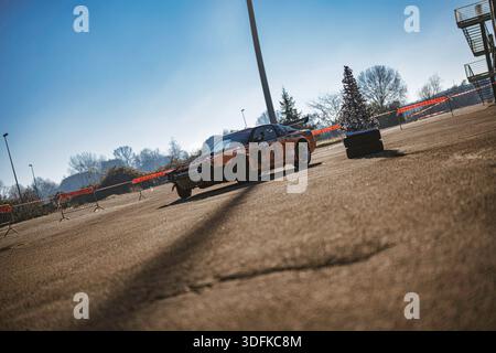 Imola, italien 1. januar 2026: Orange modifizierter Rennwagen mit seitlichem Drift auf Asphaltbahn, Low-angle-Action-Schuss mit Geschwindigkeit, Kontrolle, A Stockfoto