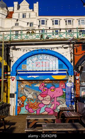 Skurrile Pink Panther Wandgemälde auf Fish & Chips Take Away Café an Brighton Seafront im Winter, Sussex, England, UK Januar 2026 Stockfoto