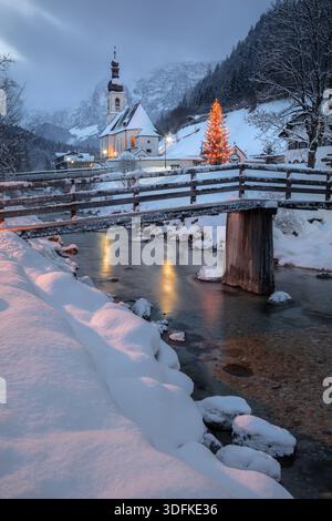 Winterwunderland in den Alpen. Landschaftsbild der bayerischen Alpen während der Weihnachtszeit mit der Pfarrkirche St. Sebastian in Ramsau bei Berch Stockfoto