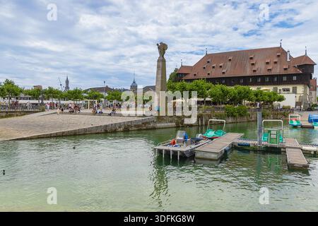 Editorial: KONSTANZ, BADEN-WÜRTTEMBERG, DEUTSCHLAND, 27. Juni 2025 - das Grafendenkmal Zeppelin und der Hafen von Konstanz, begeistern viele Touristen Stockfoto
