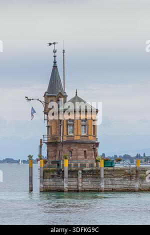 Der Wachturm am Eingang des Hafens von Konstanz mit den Alpen im Hintergrund Stockfoto